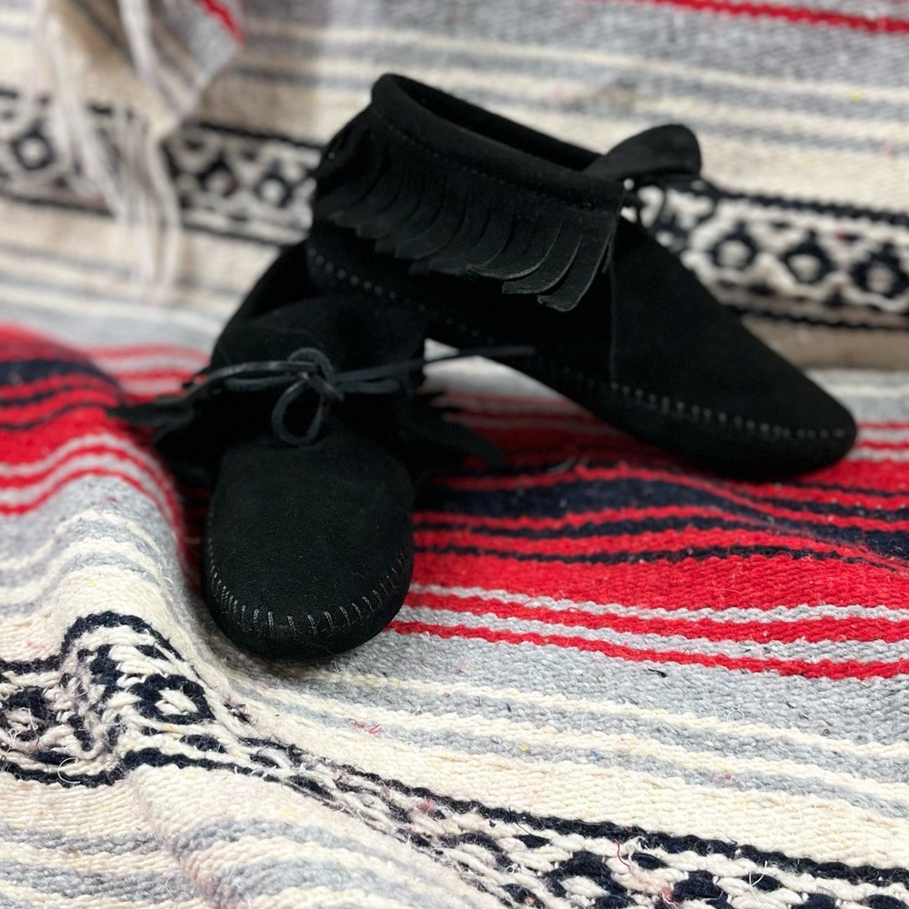 Minnetonka Black Moccasins | Size 6